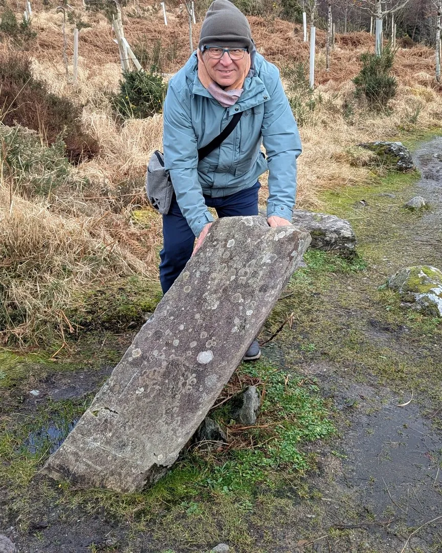 carlos-con-piedra