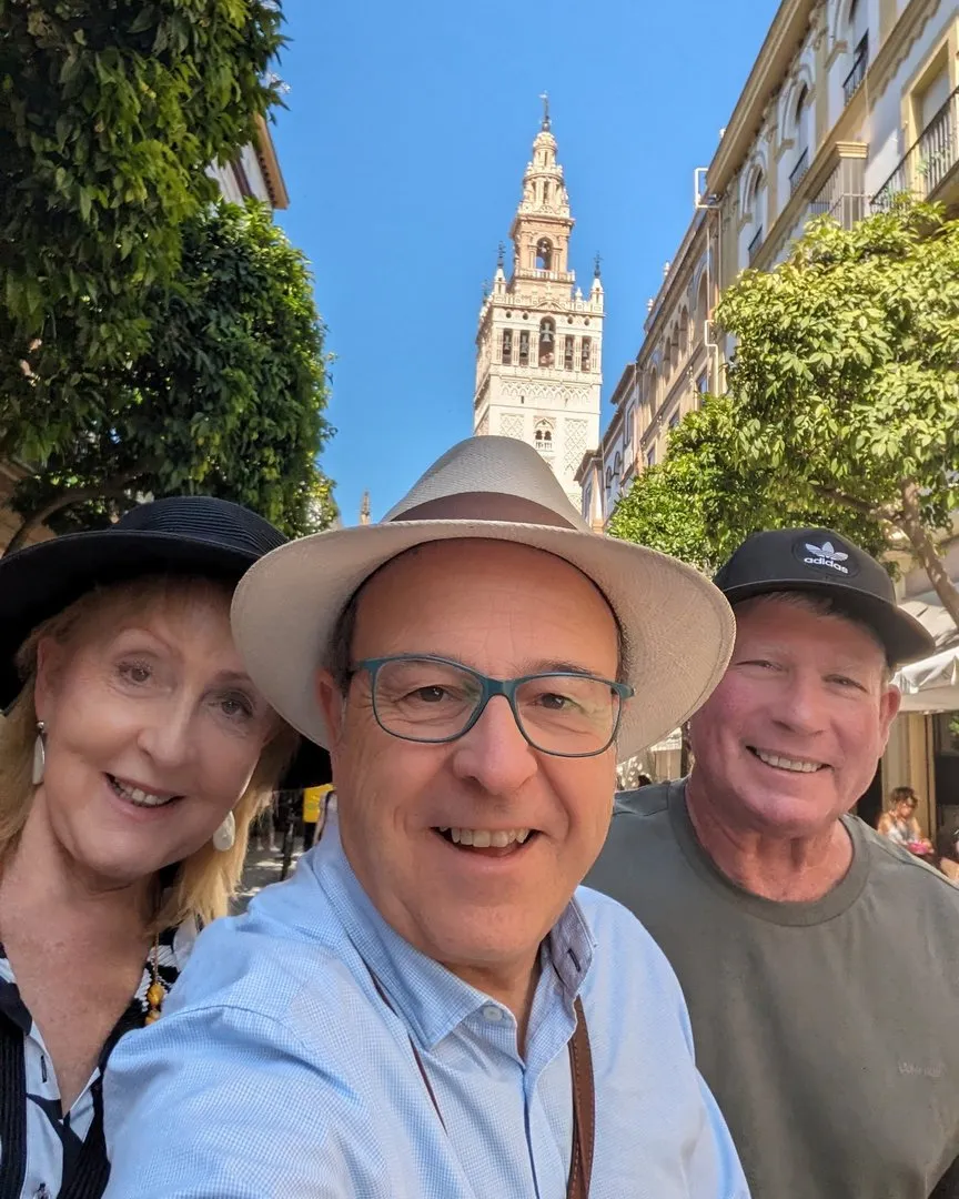 carlos-con-turistas-en-sevilla